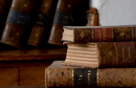 Biblioteca de libros sobre regresión e hipnosis